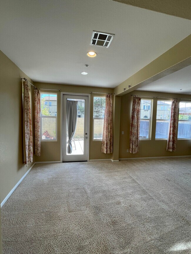 Building Photo - 13325 Calle Del Campo