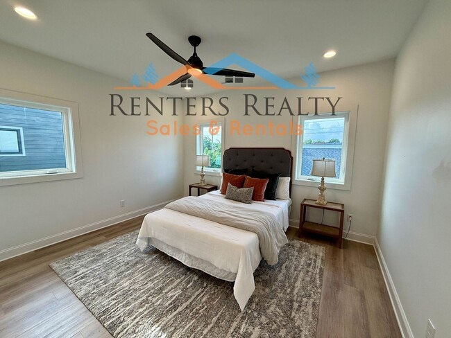 Building Photo - Stunning 2 Bedroom with Courtyard