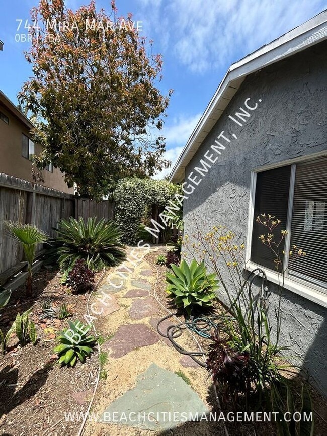 Building Photo - 744 Mira Mar Ave