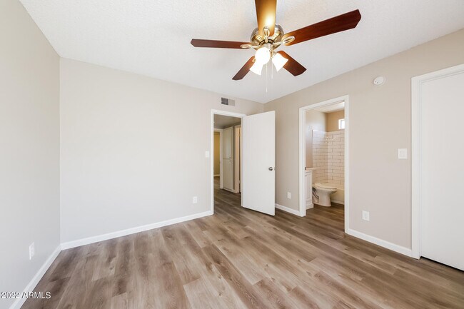 Building Photo - 337 W Kristal Way