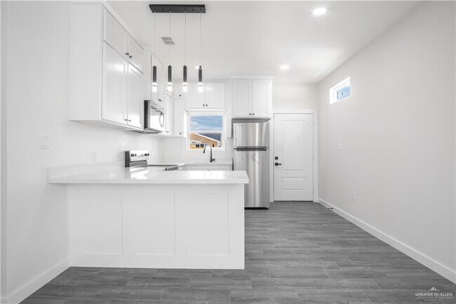 Building Photo - 2104 E Viviana St