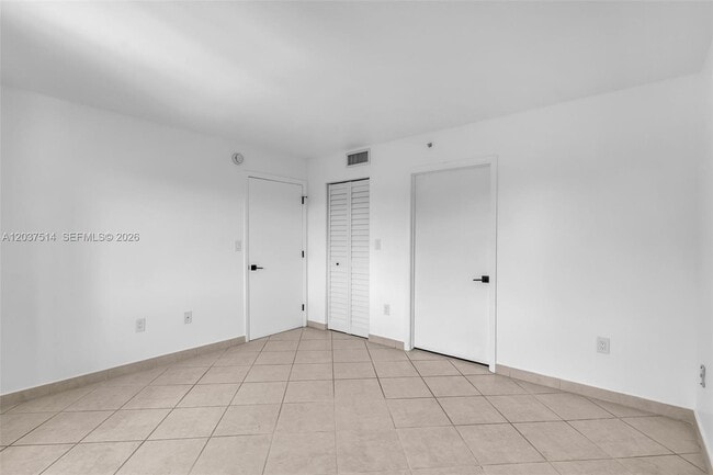 Building Photo - 1401 Bay Rd