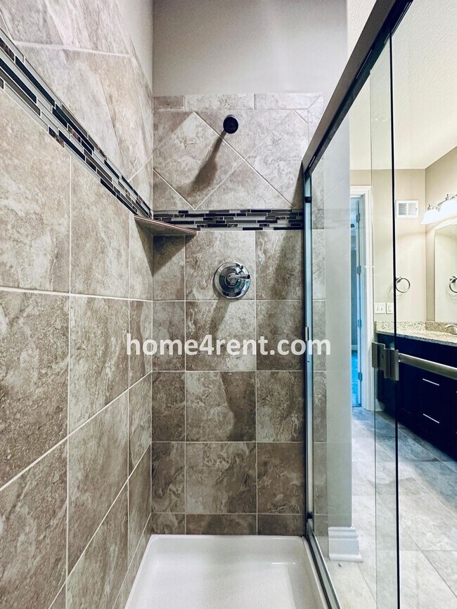 Building Photo - Main Level Primary Bedroom, Updated Kitche...