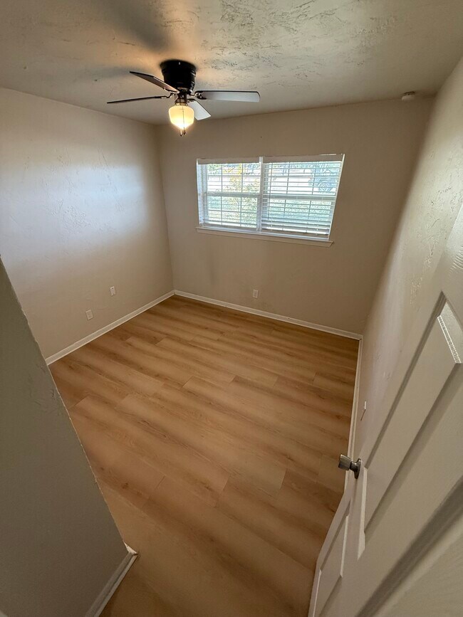 Building Photo - 604 Overlook Dr