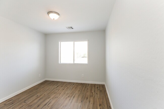 Building Photo - 1711 E Megan Dr