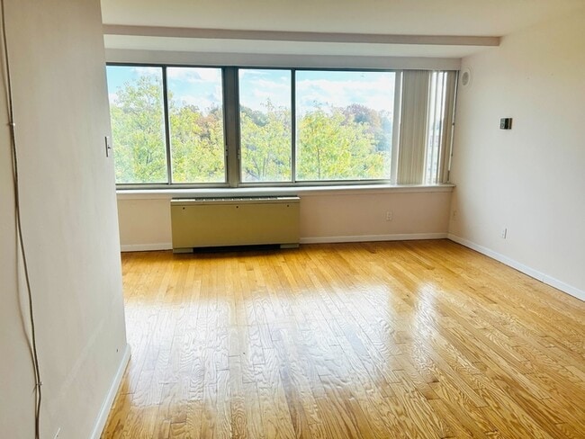 Building Photo - 1210 N Taft St