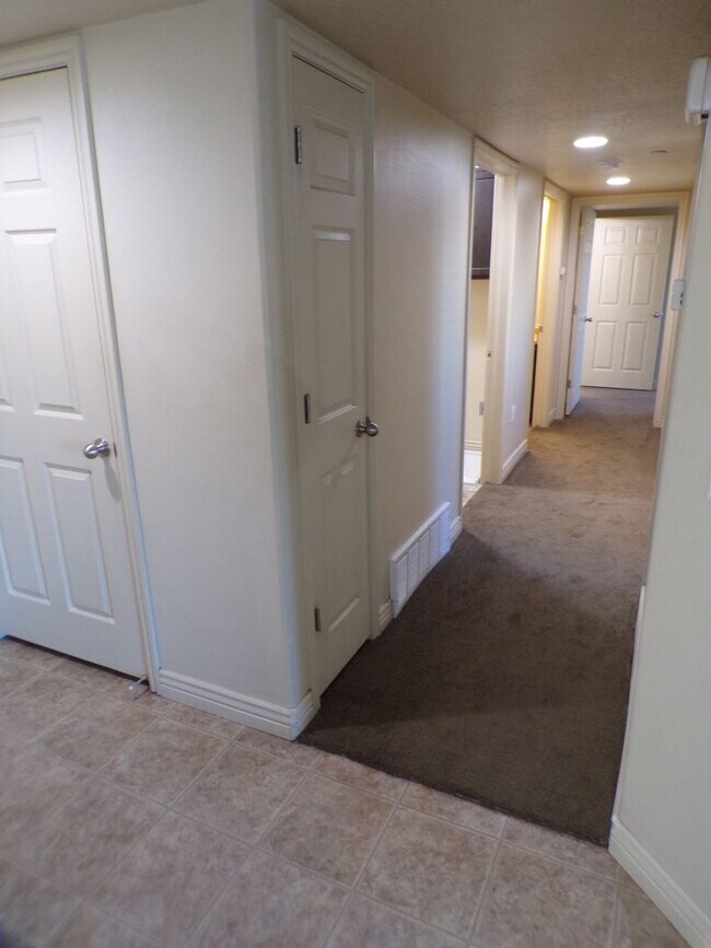 Building Photo - Great 3 Bed 2 Bath Sandy Condo!!