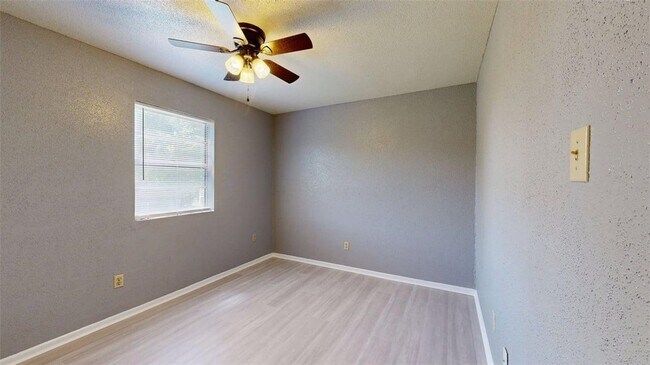 Building Photo - 1524 Pine Ridge Dr