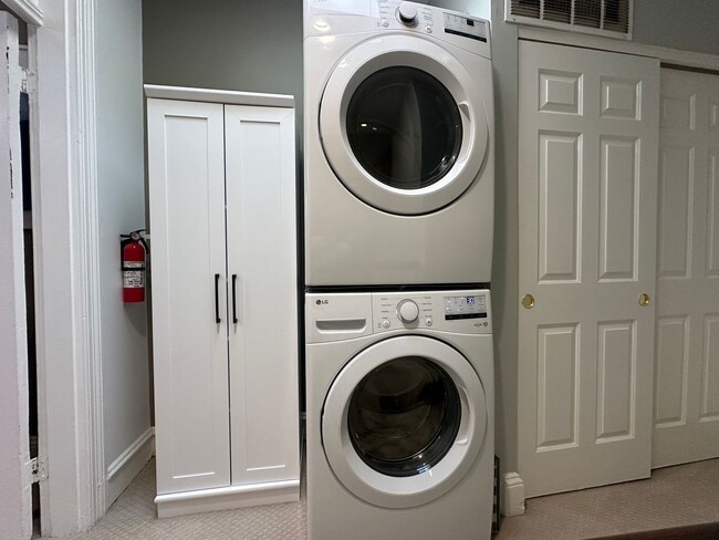 Building Photo - 2 Bedroom 1.5 Bath Condo in Shaw Neighborhood, Backyard, Recently Renovated, Fabulous Modern Feat...