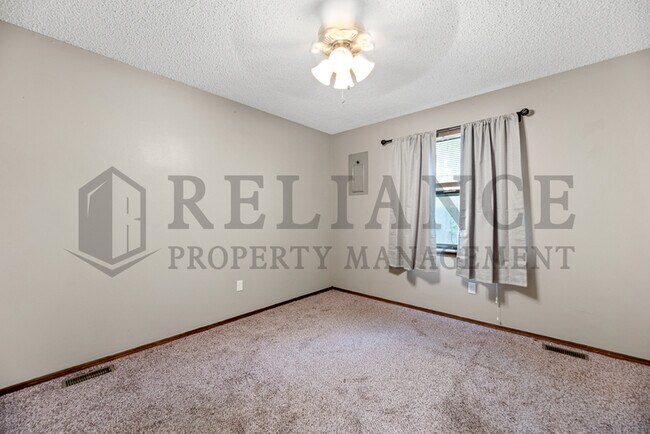 Building Photo - 1320 Peach Ave