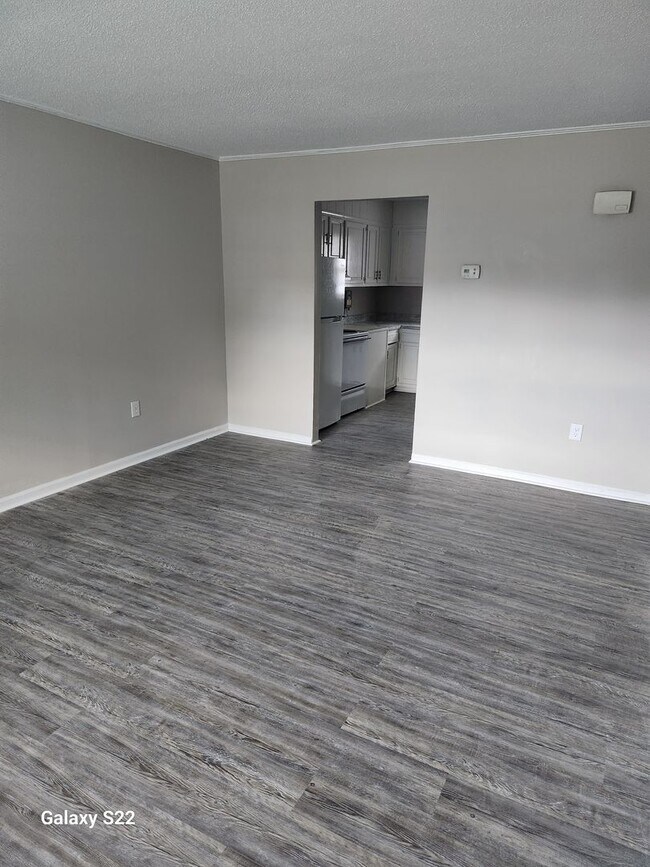 Building Photo - Two Bedroom, One Bath Apartment for Rent