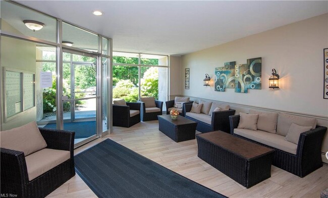 Building Photo - 6000 Nob Hill Dr