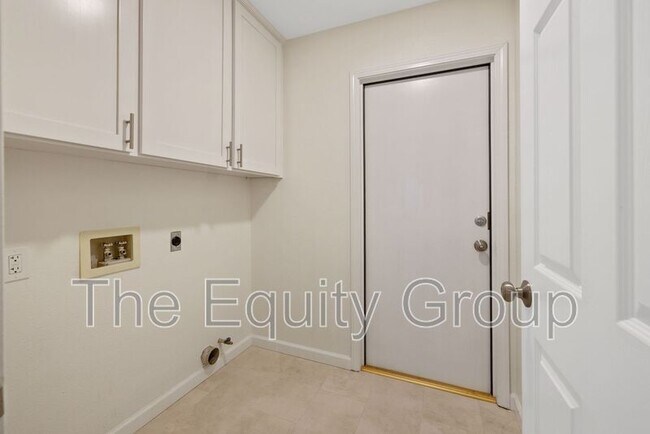 Building Photo - 500 N Tommy St