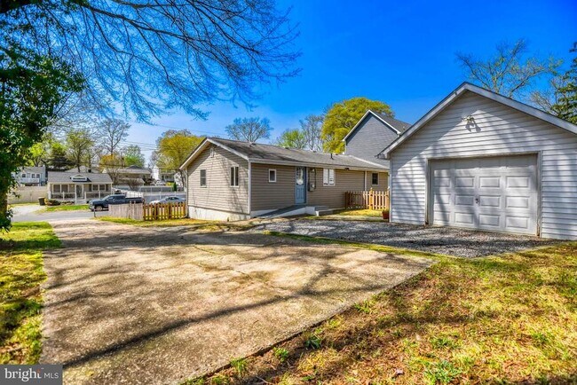 Building Photo - 1715 Tacoma Rd