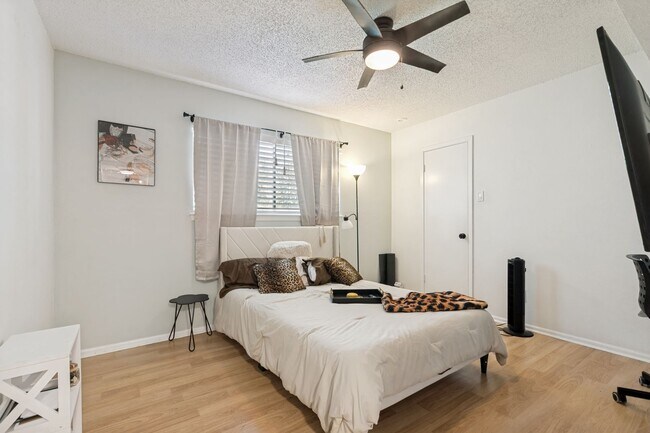 Building Photo - Welcome Home to this beautiful 2-bedroom, 2-bath Condo in highly sought-after Olmos Park Townhomes
