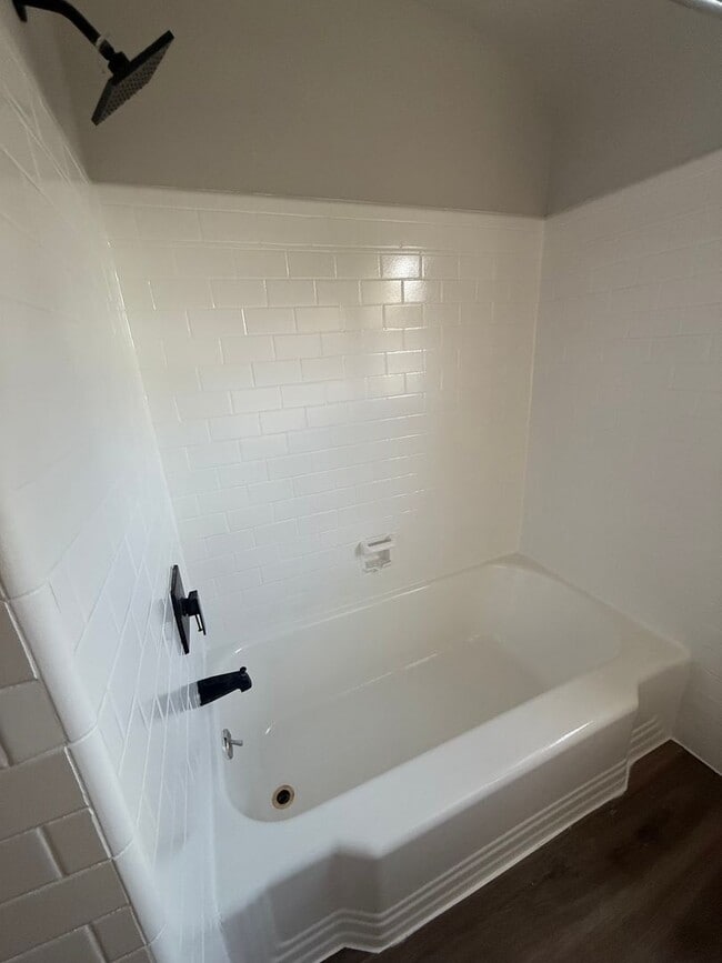 Building Photo - 935 E 41st St