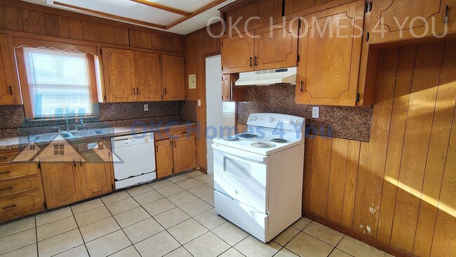 Building Photo - NW OKC 4 Bed Near I-44 & NW 23rd St.