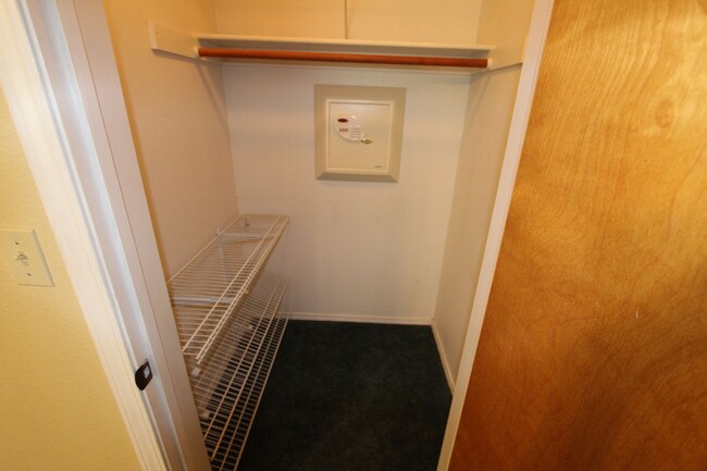 Building Photo - MOVE IN READY! Charming 2-Bedroom Townhome...