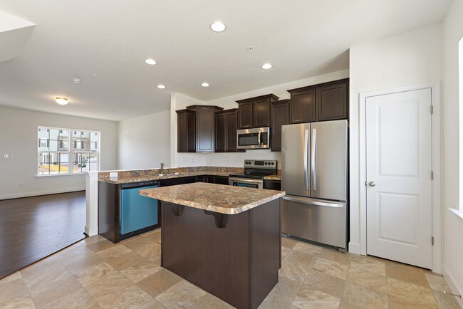 Building Photo - End Unit- 3 Bedroom Townhouse!