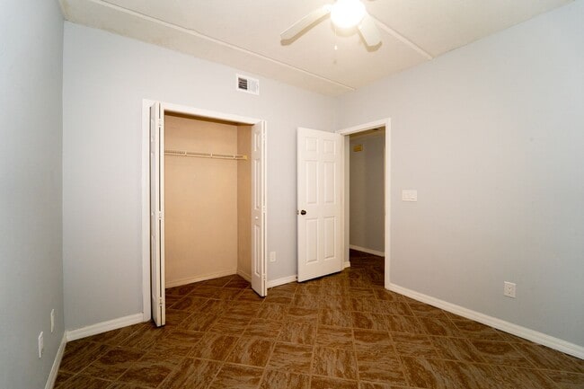 Building Photo - 2/2 1st Floor Apartment