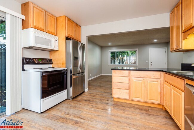 Building Photo - 768 Calderon Ave