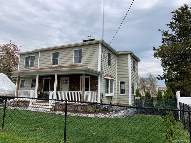 Building Photo - 25 Baylawn Ave