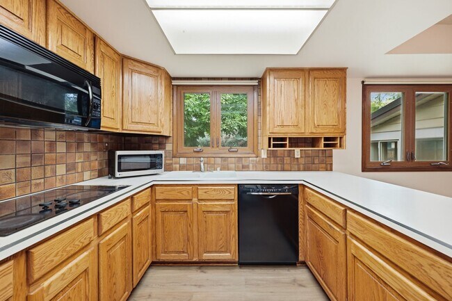 Building Photo - 7573 Lee Dr