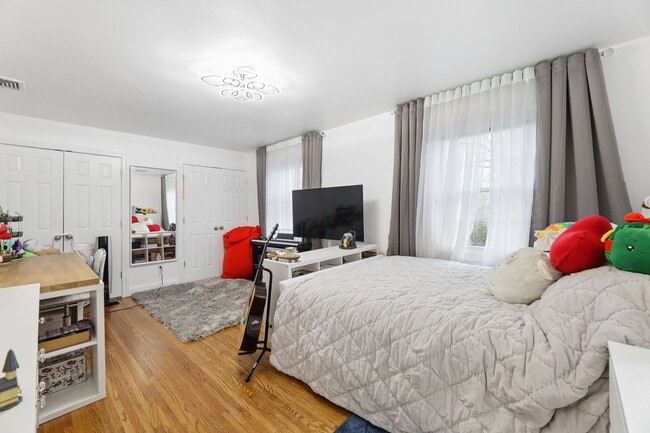 Building Photo - 52 Hillside Ave