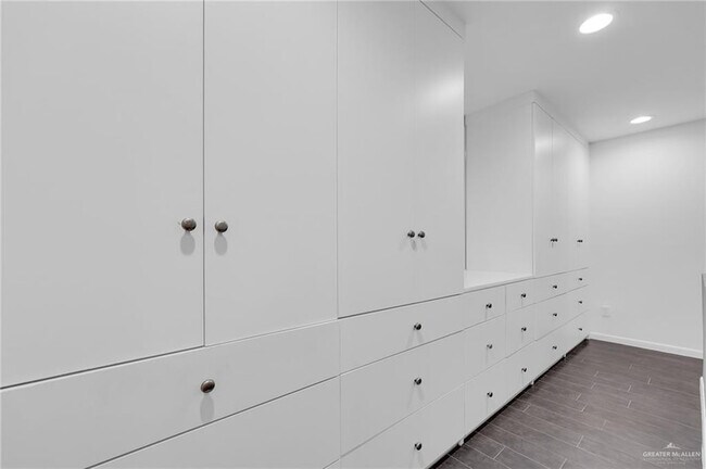 Building Photo - 2411 W Holland Ave