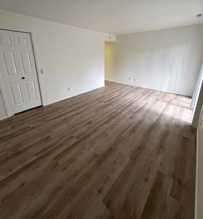 Building Photo - 2 Bedroom Condo in Gated Midvale Community