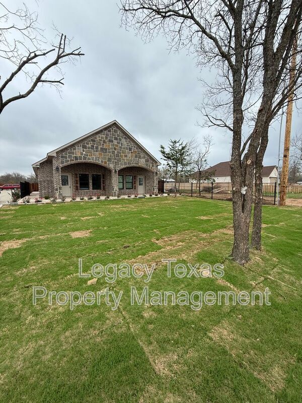 Building Photo - 910 Fuller Ave