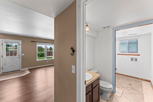 Building Photo - Beautiful 4 Bedroom Broadmoor Glen home - (D12 Schools)