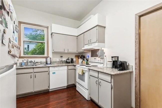 Spacious Kitchen - 5830 S Robertson St