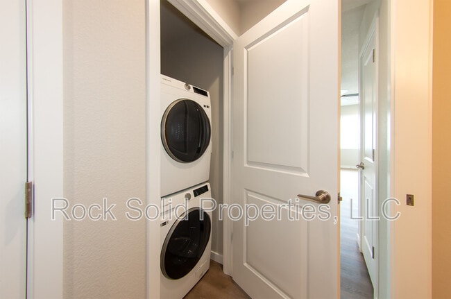 Building Photo - 1900 Good Hearted Pl