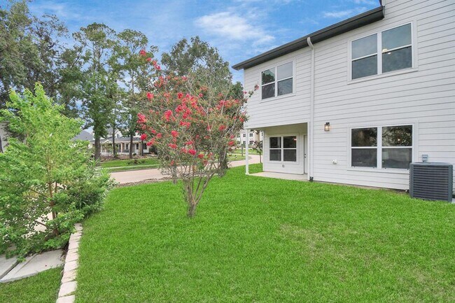 Building Photo - 3814 Lakewood Dr
