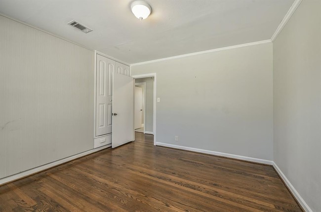 Building Photo - 1349 Martin St