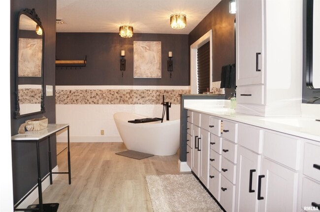 Building Photo - 2810 Emerald Dr