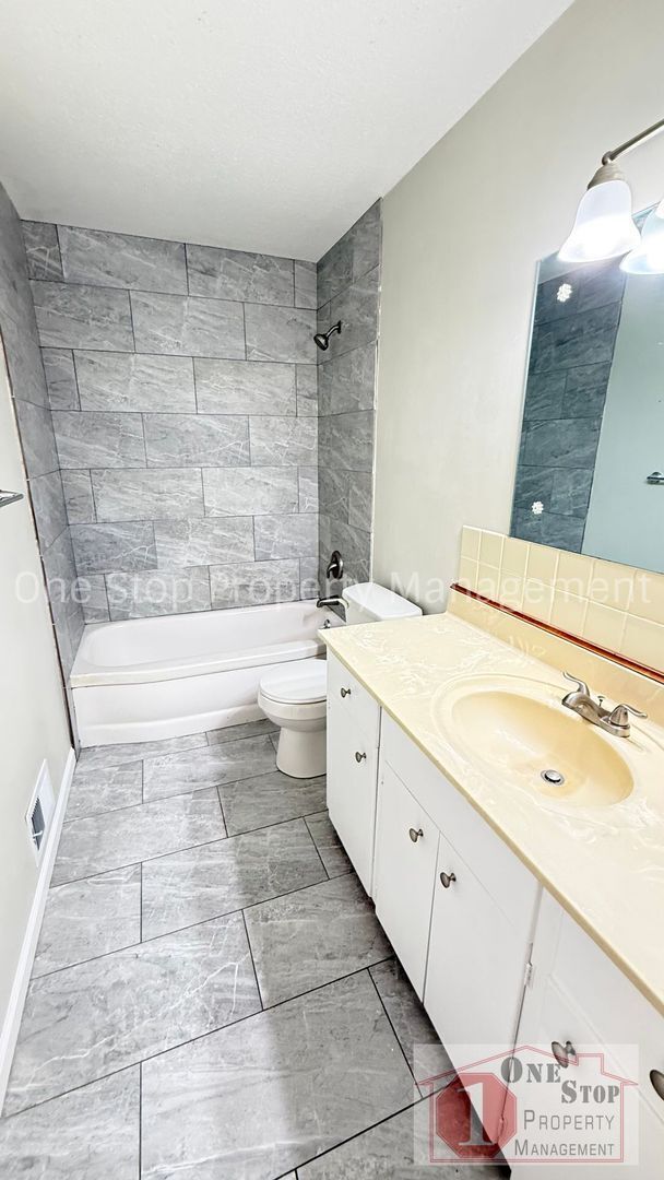 Building Photo - Charming 3-bedroom, 1.5-bathroom home in Kansas City