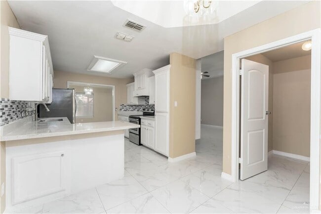 Building Photo - 25 Oriole Ave