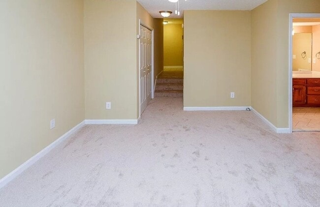 Building Photo - 2 Bed/ 2.5 Bath Townhouse