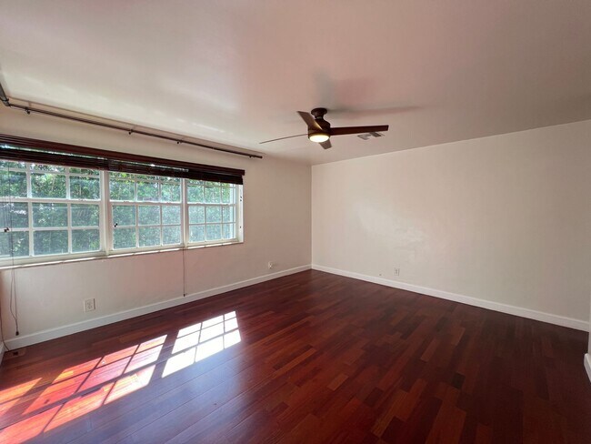 Building Photo - Beautifully appointed 4 Bedrooms, 2 Bathro...