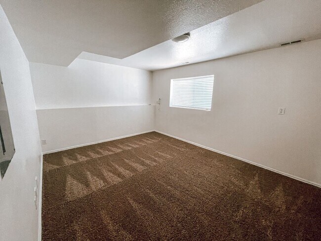 Building Photo - 493 W 300 S St