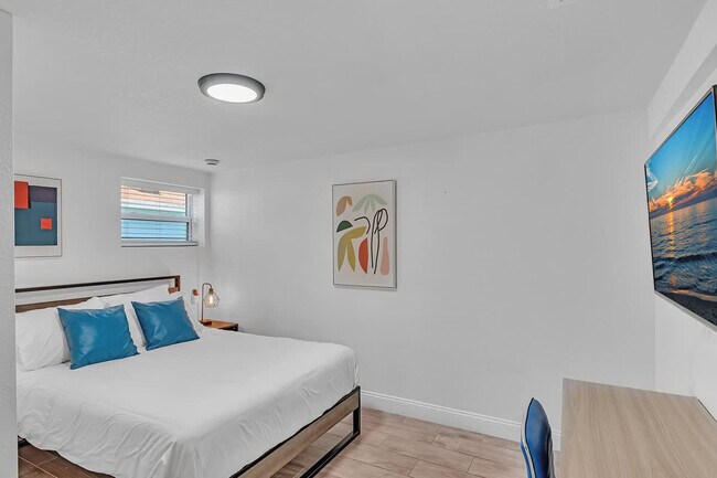 Building Photo - 1568 NE 35th St