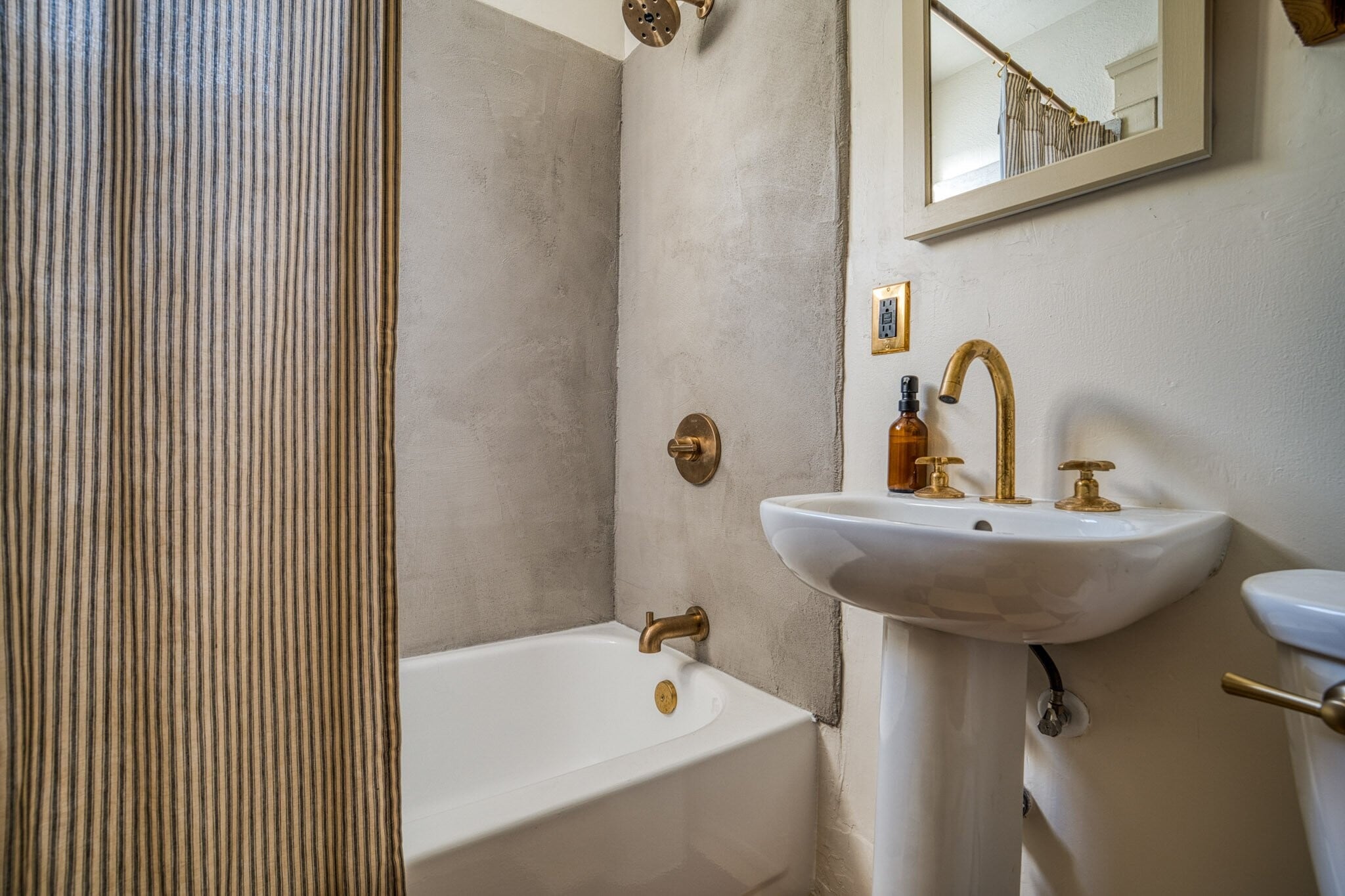 Building Photo - 3907 Berenice Pl