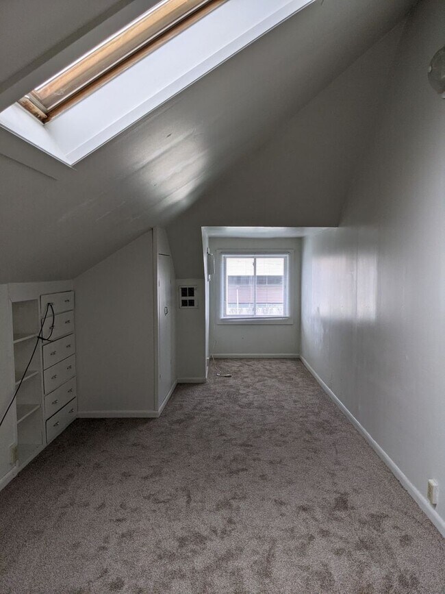 Building Photo - FALL 2026 AVAILABILITY!!!  2-bedroom, 1-bath apartment across from Kinnick and UIHC