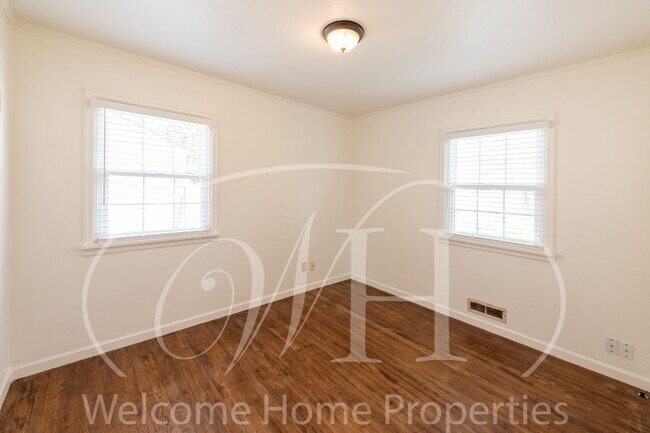 Building Photo - Great 3 Bedroom Home with Big Backyard