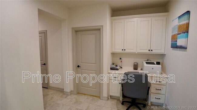 Building Photo - 12912 S 6th St