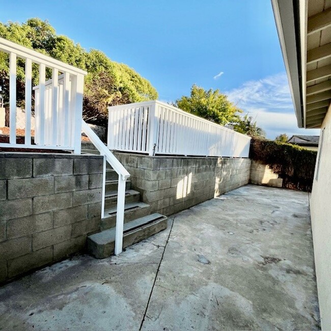 Building Photo - Large 3 Bedroom 2 bath House  - Move-in Co...