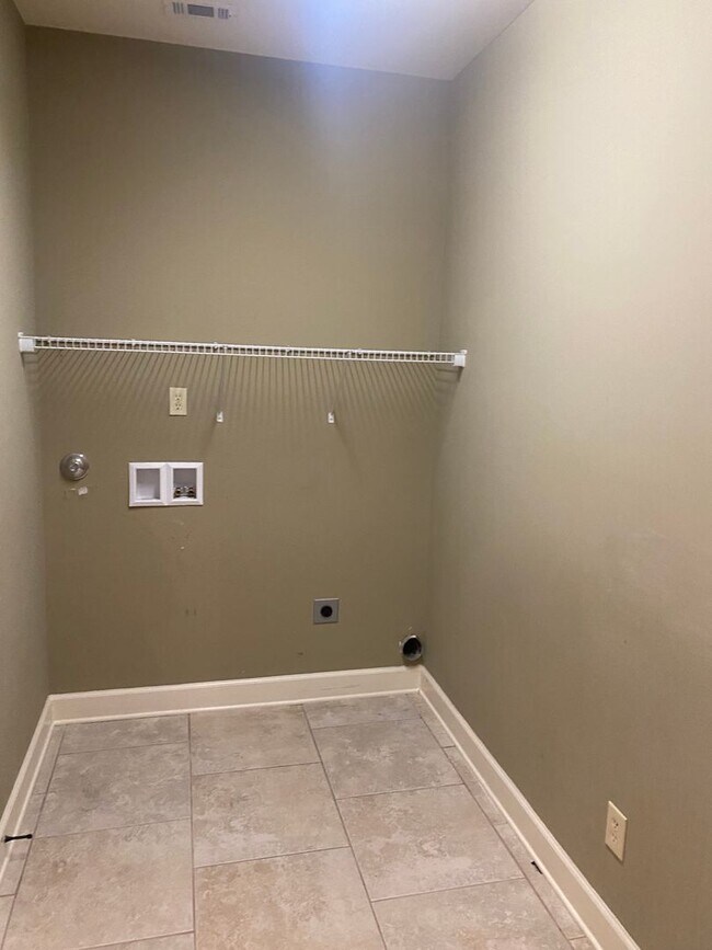 Building Photo - 3 bed / 2 bath Forest Glen