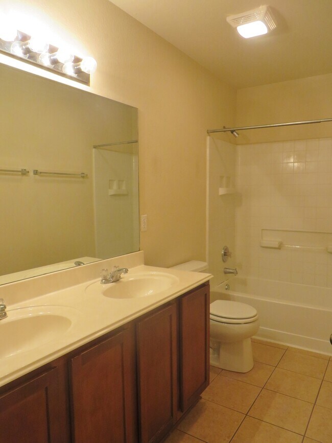 Building Photo - 3 Bedroom 2 Bathroom Villages of Berry Cre...